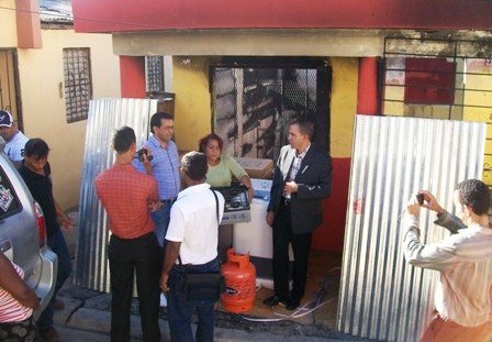 Diputado Carlos García entrega ayuda familia que perdió su casa en incendio
